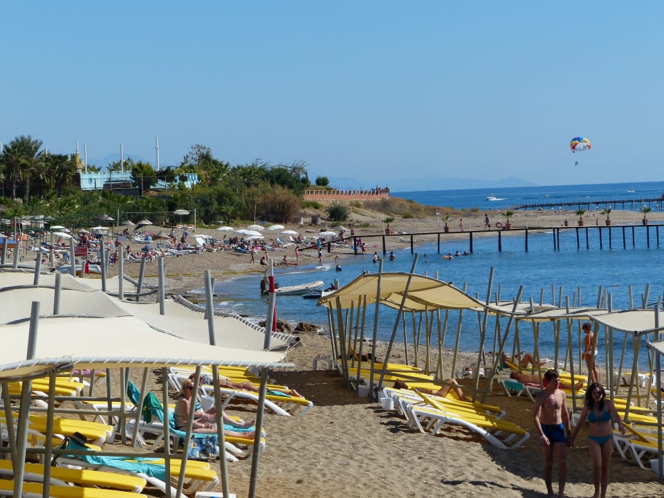 Strand hinter der Snackbar Vikingen Infinity Resort & Spa