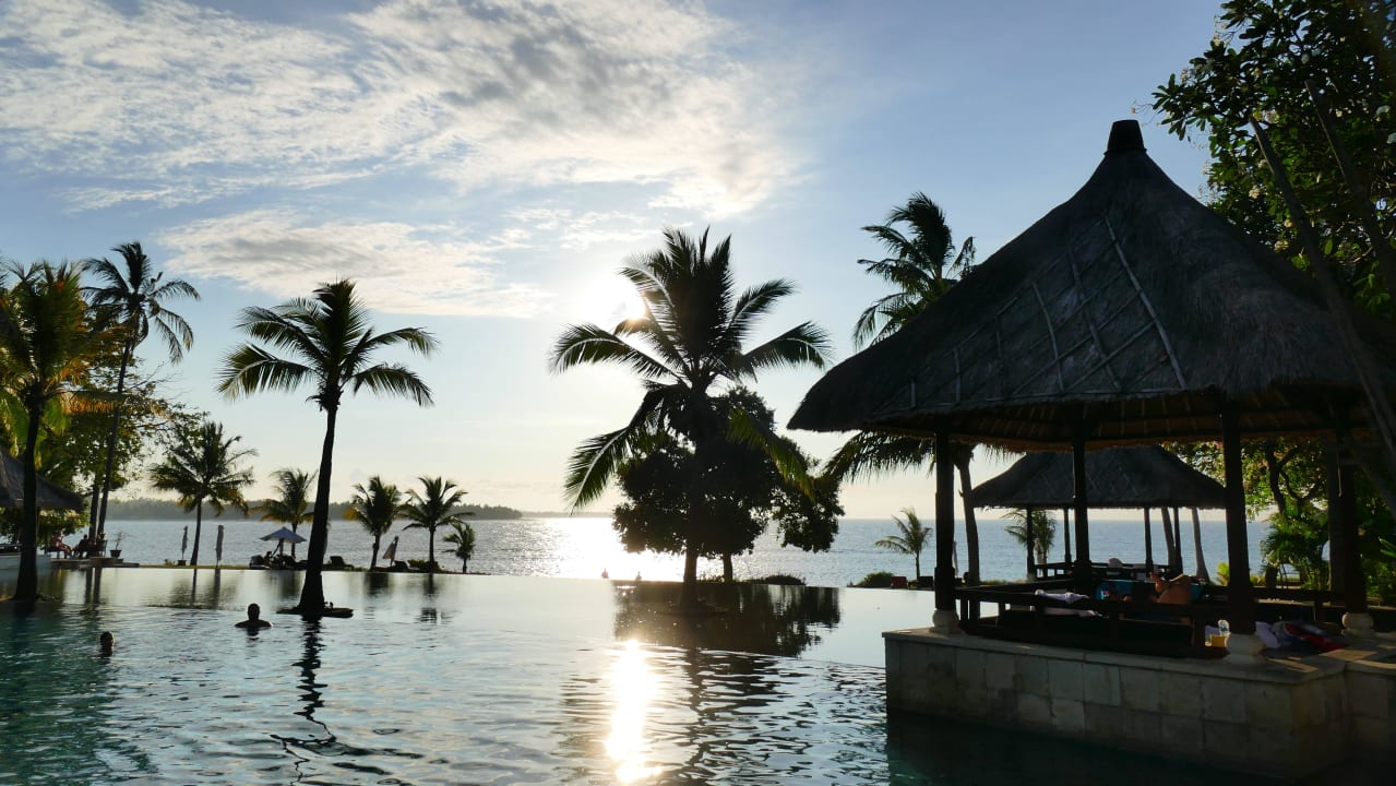 Nachmittags am Pool Hotel The Oberoi Lombok