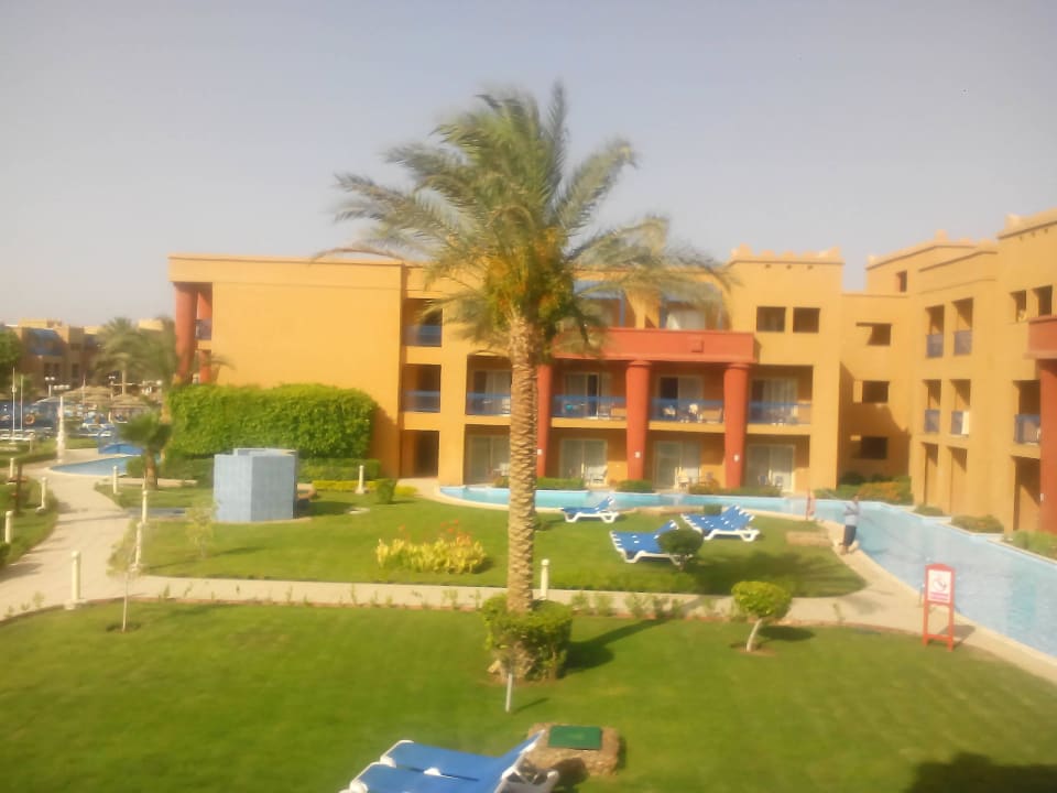 Ogórd i basen Hotel Titanic Palace