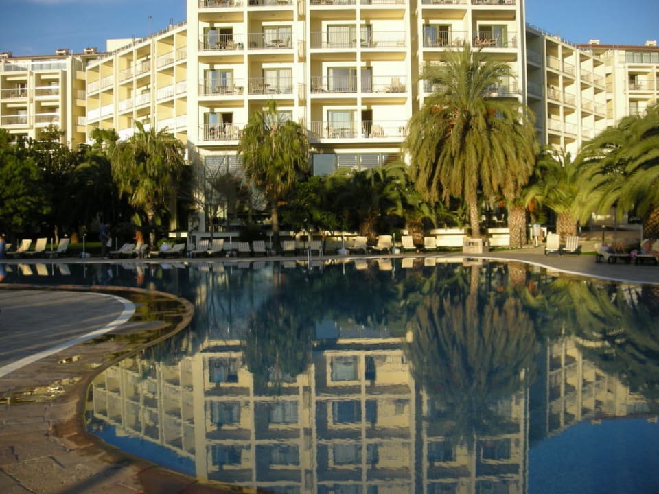 Spiegelung im Pool Arum Barut Collection