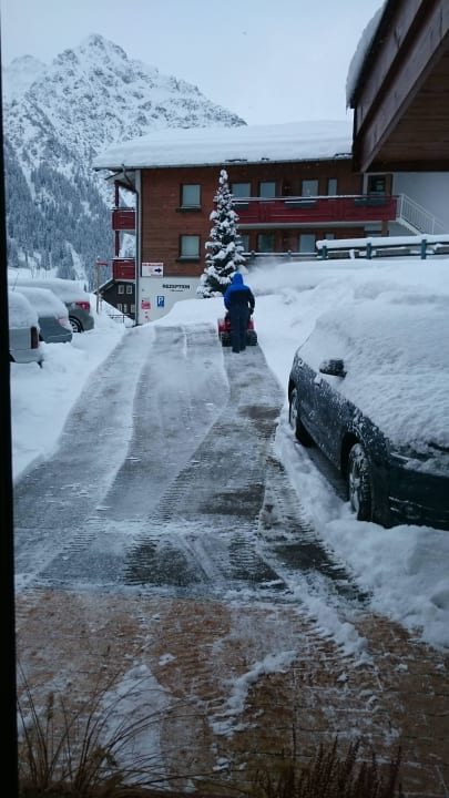 Rauchfreie am Zimmerfenster, 7:30 h weckt der Schn IFA Alpenrose Hotel Kleinwalsertal