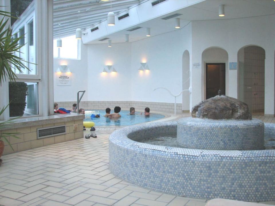 Kneipp-Brunnen, im Hintergrund Warmwasserbecken Arcadia Sonnenhof