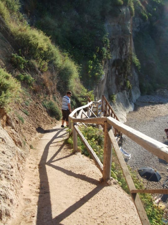 Fußweg zum Strand Hotel Pedraladda