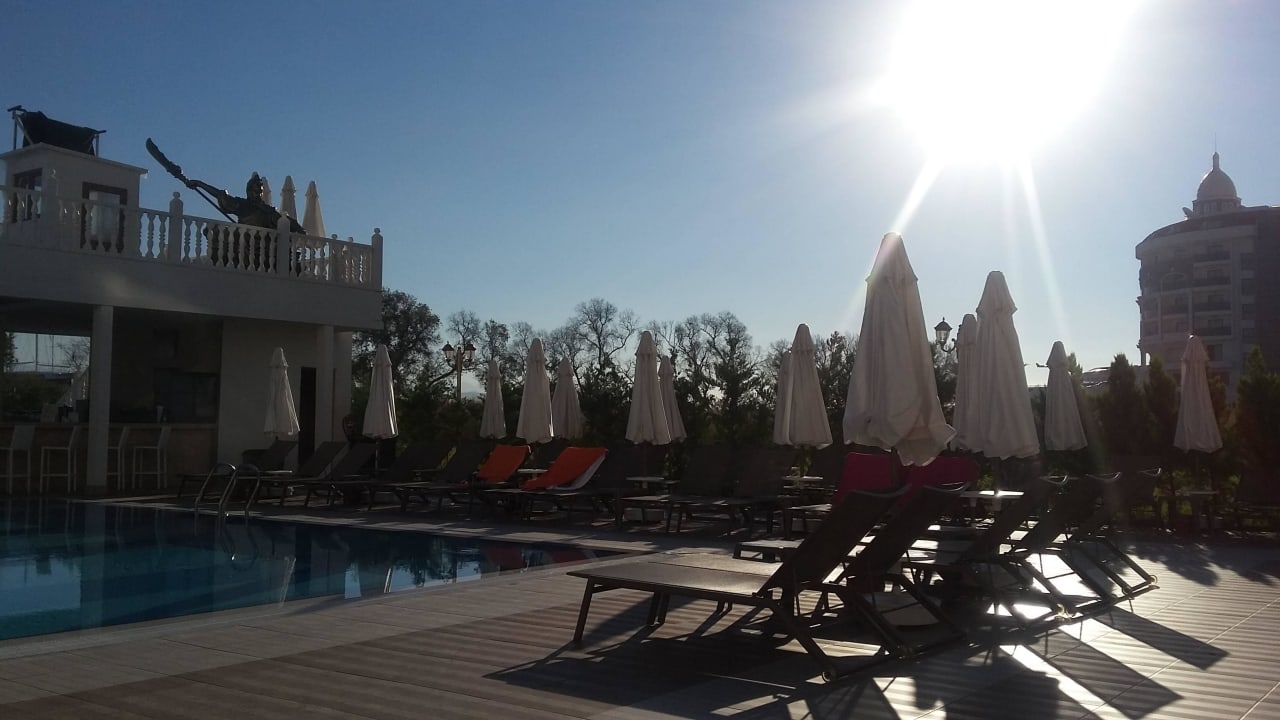 Bei der Poolanlage. J'adore Deluxe Hotel & Spa