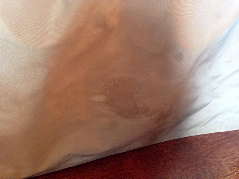 Flecken auf Bettunterdecke Hotel GDM Megaron Historical Monument Hotel