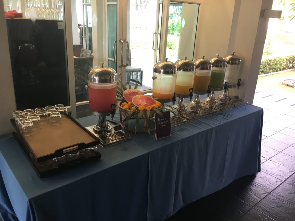 Fertigsäfte beim Frühstück Dusit Thani Krabi Beach Resort
