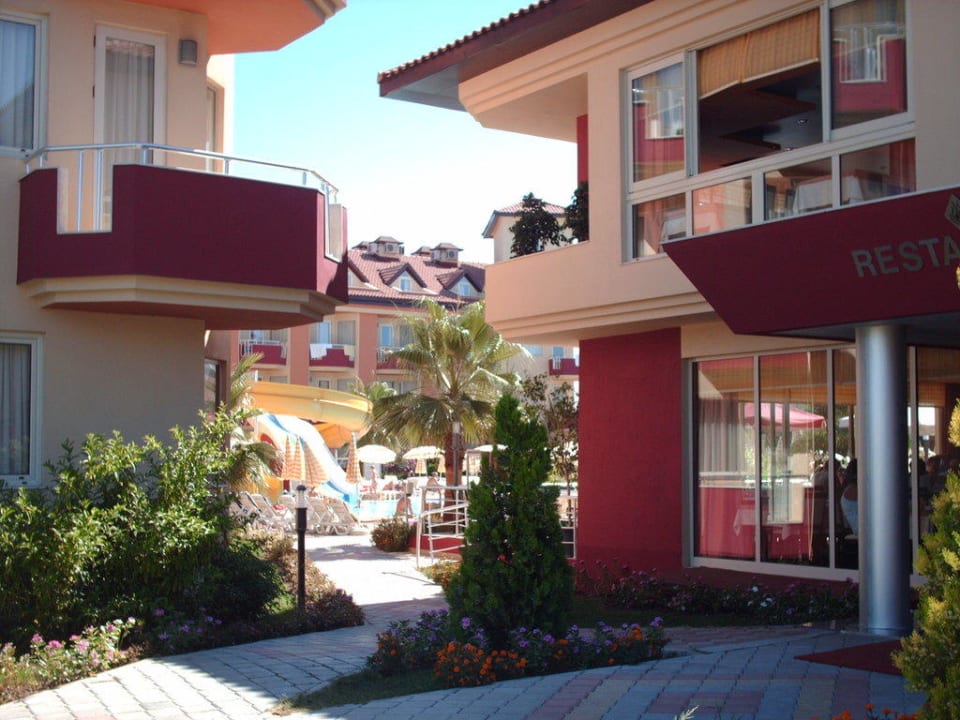 Weg zwischen Restaurant, Pool und Wohnhaus Hotel Orfeus Park