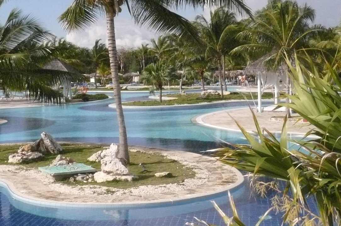 Teil des großen Swimmingpools Hotel Playa Pesquero