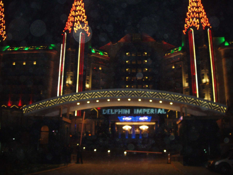 Hoteleingang bei Nacht Hotel Delphin Imperial