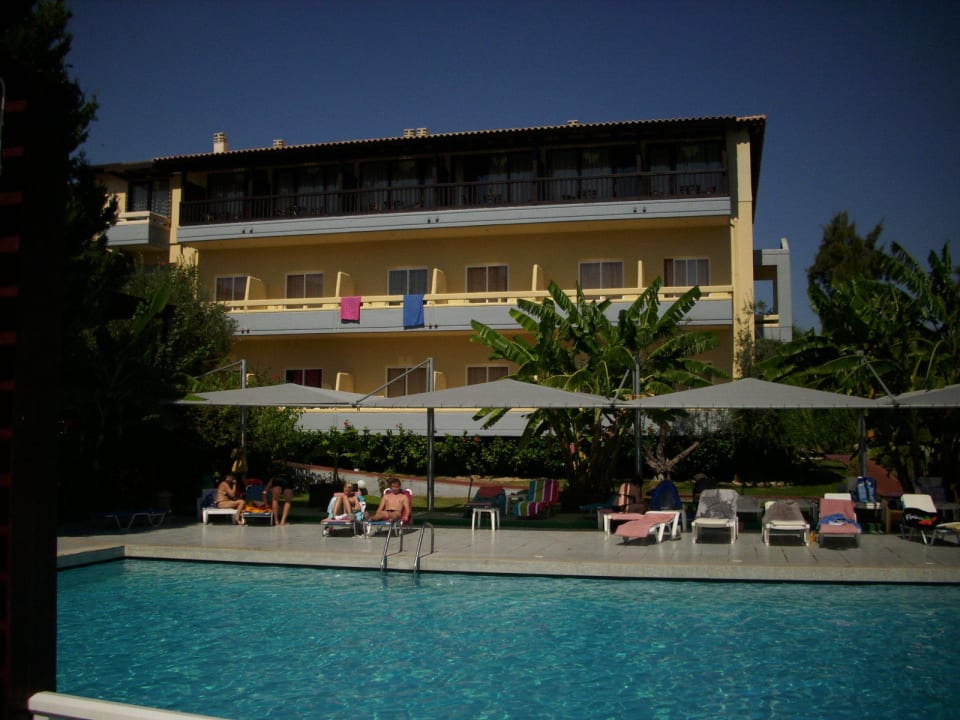 Haupthaus vom Pool aus Hotel Golden Odyssey