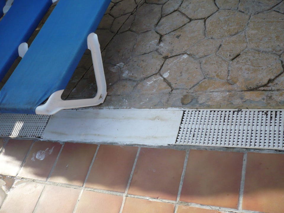 Poolzustand ringsherum sehr fragwürdig Grand Sirenis Punta Cana Resort & Aquagames