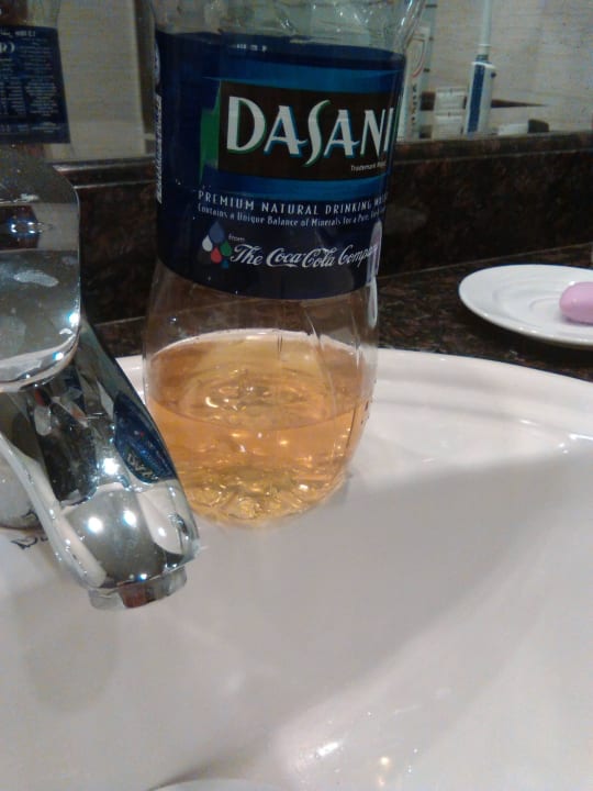 Wasser aus dem Krahn im Bad Coral Hills Resorts & SPA