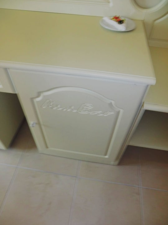 Kühlschrank im Schrank Hotel Kalithea Mare Palace