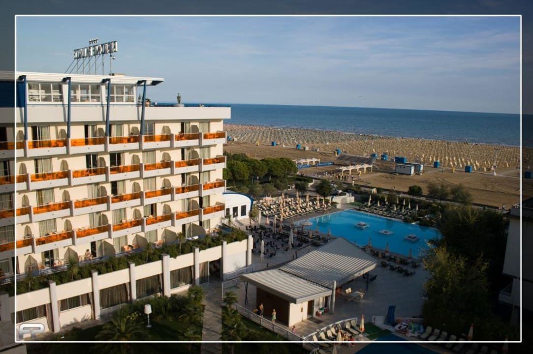 Blick auf rechten Hotelflügel Bibione Palace