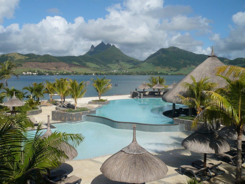 Blick vom Balkon auf Pool und Meer Laguna Beach Hotel & Spa