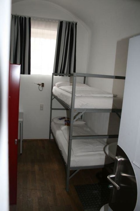 Blick ins Adventure-Zimmer Alcatraz Hotel am Japanischen Garten