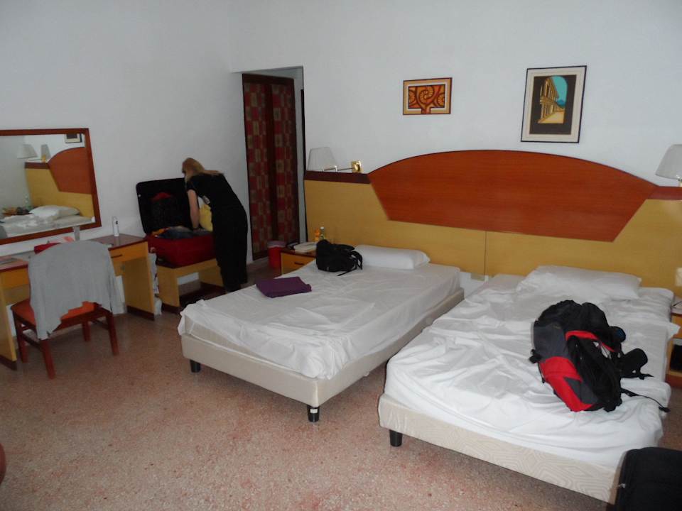 Großes und gut eingerichtets Zimmer im Bungalow Hotel Versalles