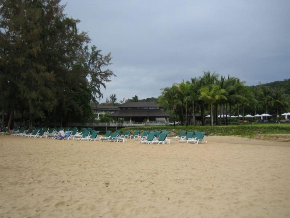 Der Blick vom Strand zum Pool Dusit Thani Krabi Beach Resort