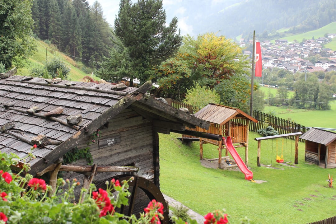 Spielplatz, Mühle, dahinter Pool Pension Haselstaude