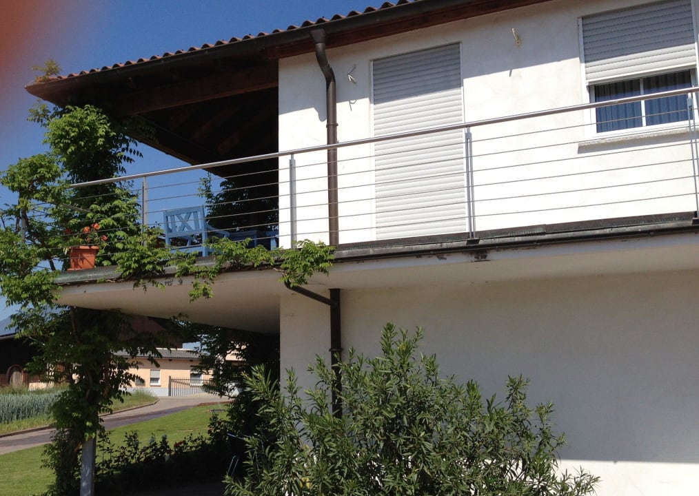Blick auf die Zimmer 1.Etage Gästehaus Weingut Schloßhof Mühlmichel