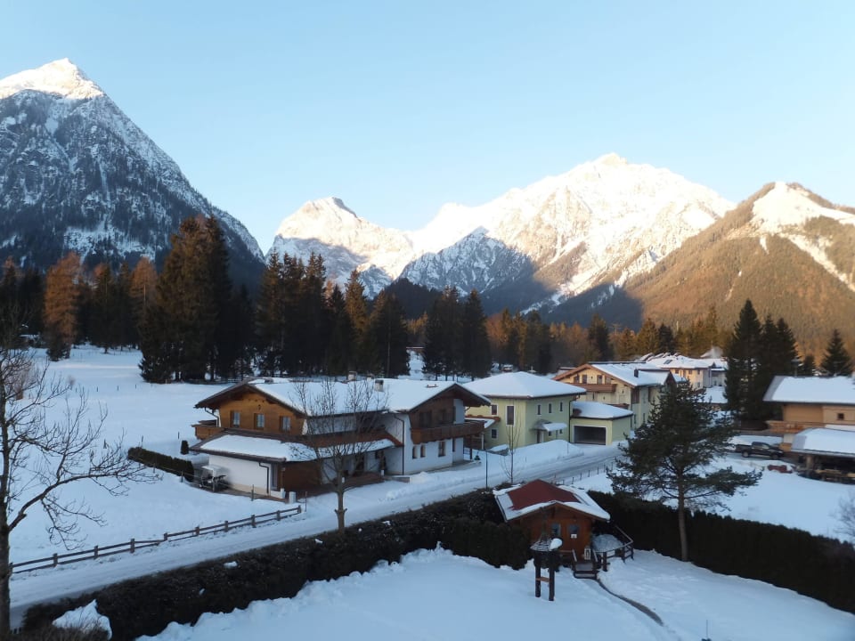 Blick vom Balkon auf die Blockhaussauna und Berge Hotel Karlwirt