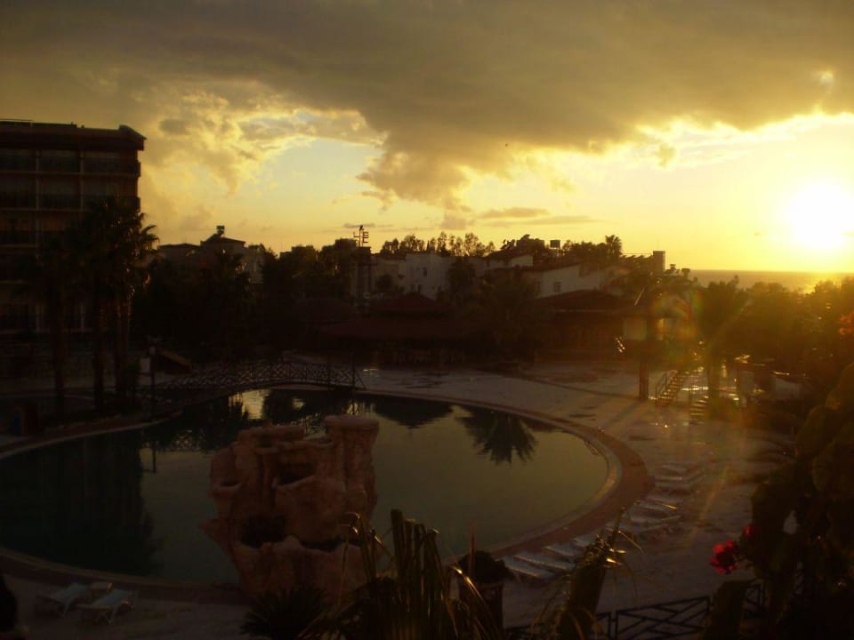 Sonnenuntergang vom Balkon aus! Seaden Corolla Hotel
