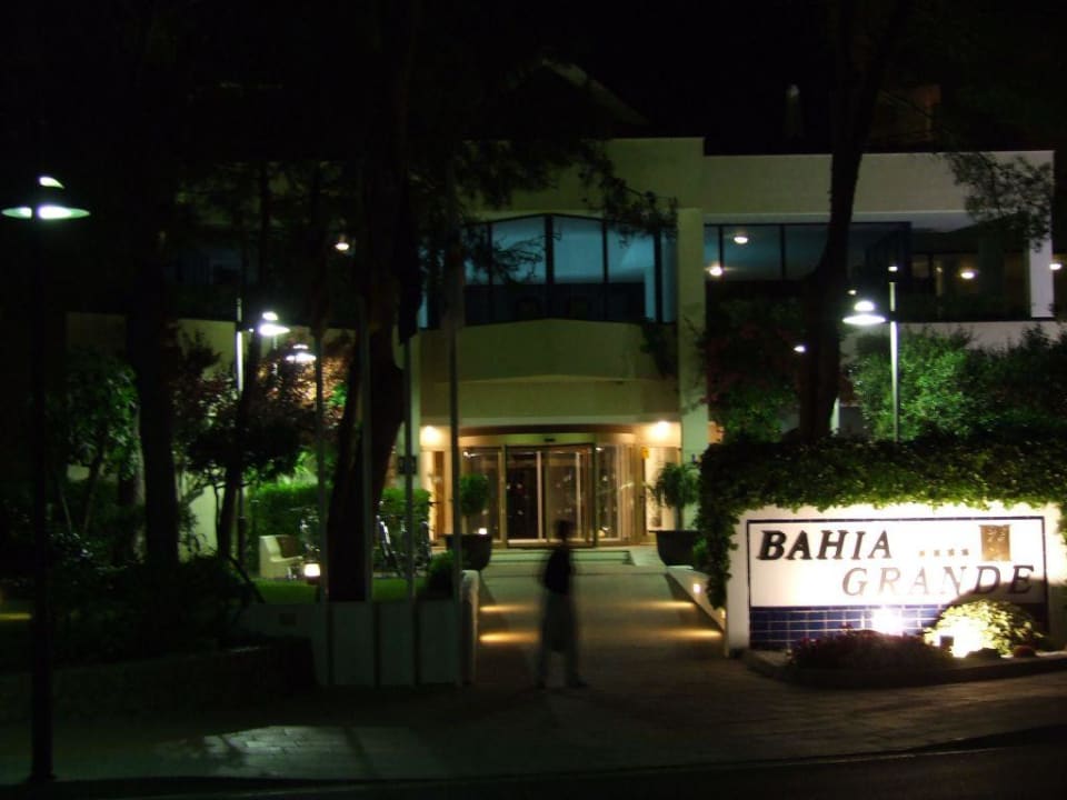 Hoteleingang bei Nacht Hipotels Bahia Grande