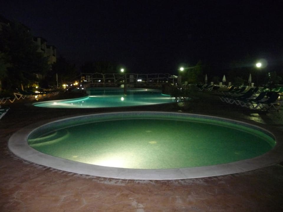 Einer der 3 Pools bei Nacht (Pool in unserer Nähe) Moon Dreams Marina Parc