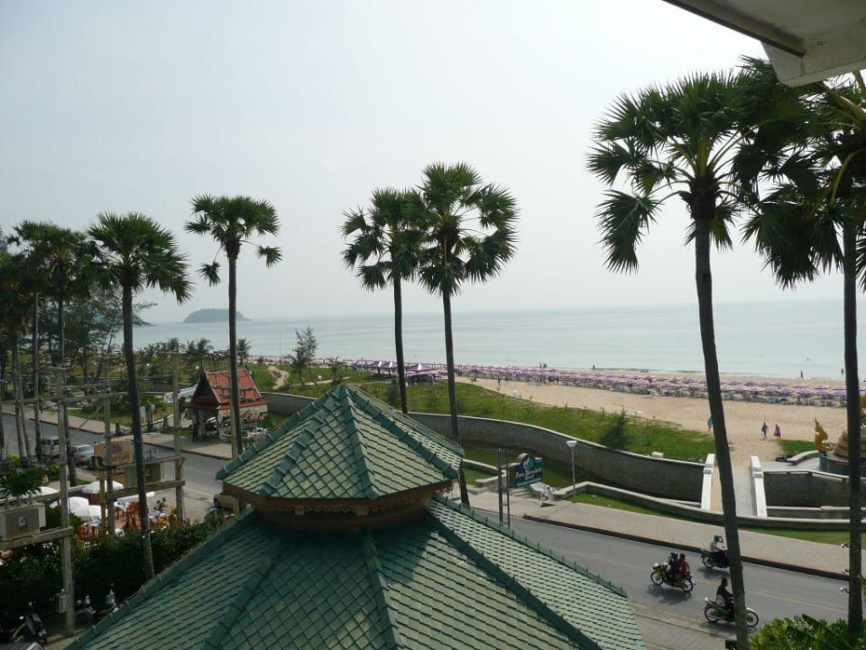 Ausblick vom Hotel zum Strand Woraburi Phuket Resort & Spa