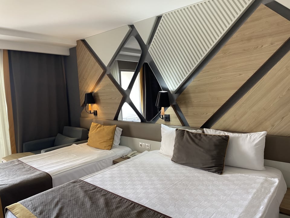 Zimmer Saturn Palace Resort Hotel