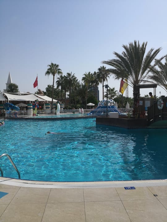 Pool Kamelya Aishen Club