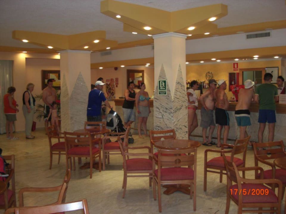 Warteschlange an der Bar Moon Dreams Coral Beach