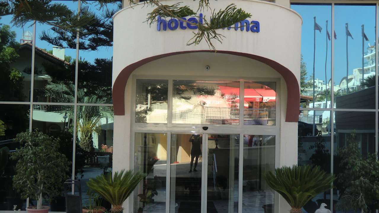 Hoteleingang Hotel Sirma