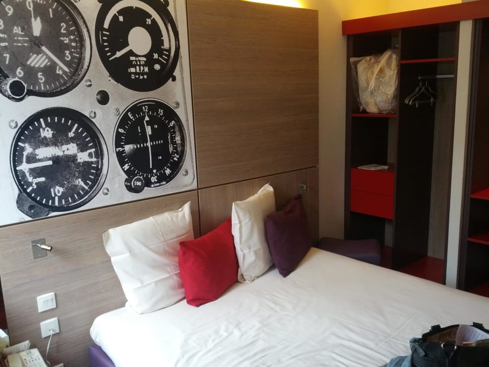 Bett und Schrank ibis Styles Hotel Nice Aéroport Arenas