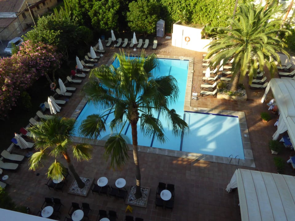 Poolansicht von Zimmer 401 Roc Oberoy