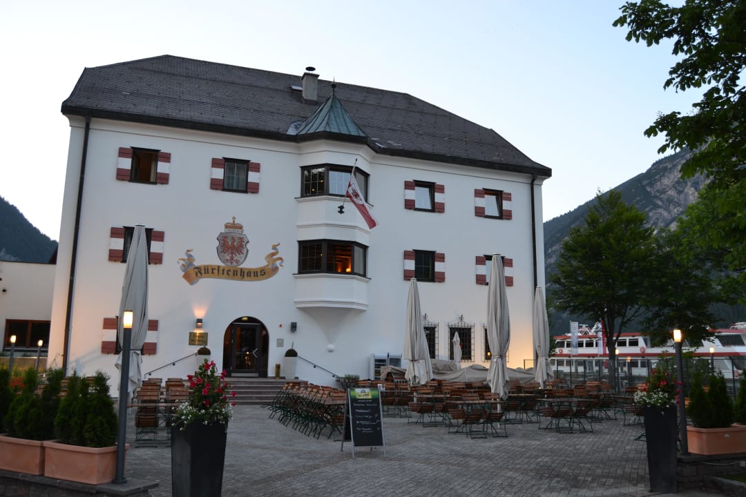 Wunderschöner Biergarten "für alle" direkt am See! aja Fürstenhaus am Achensee