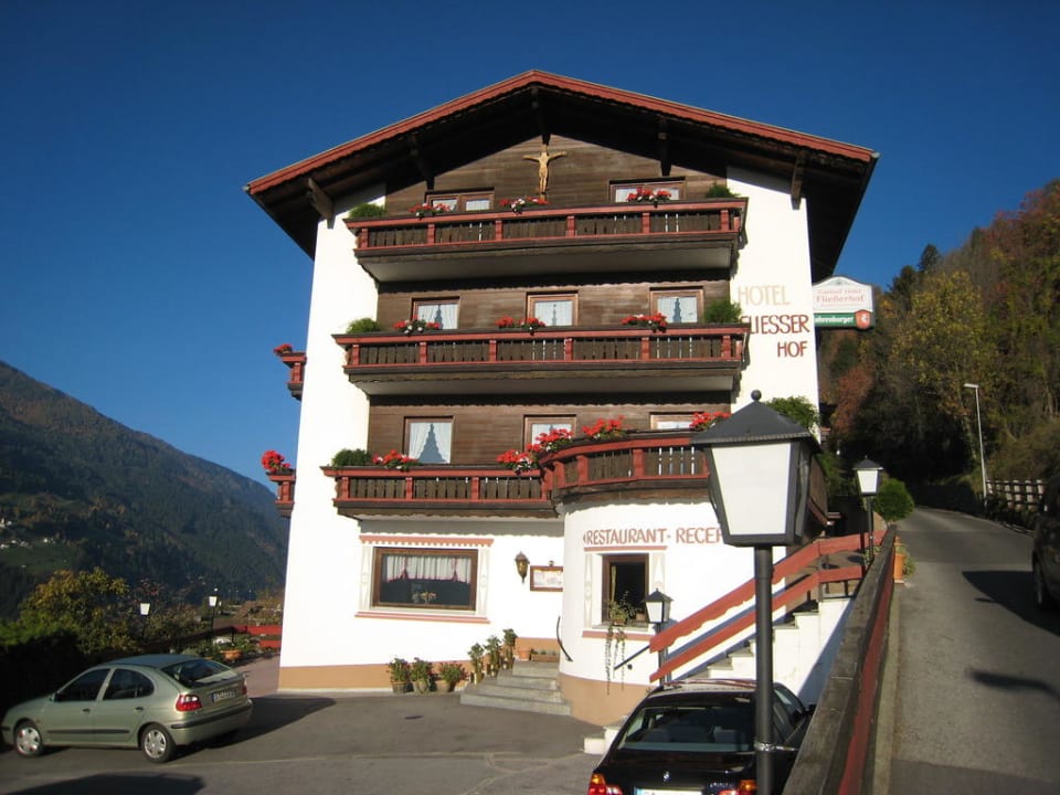 Hotelansicht vom Parkplatz Hotel Fliesserhof
