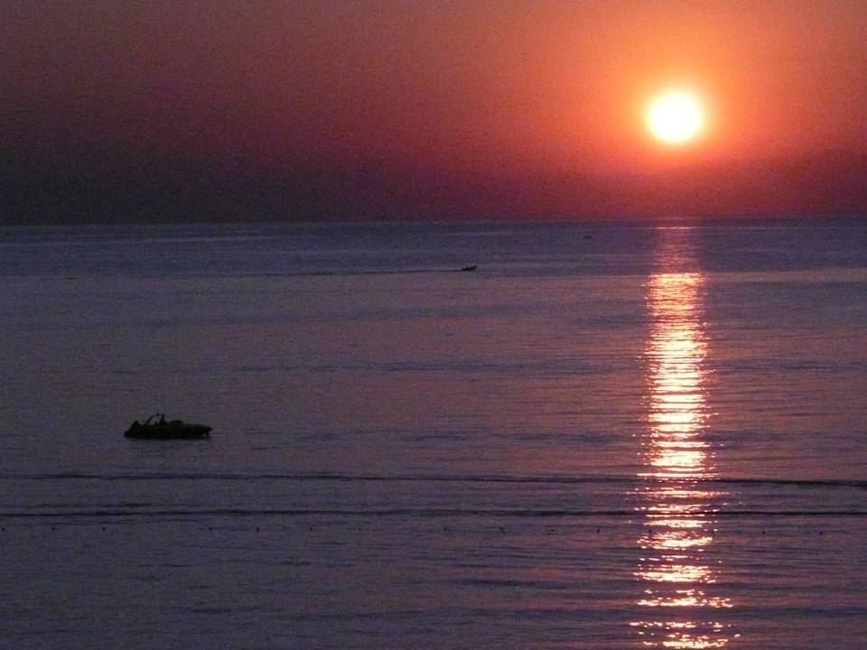 Blick von der Pool- Bar auf den Sonnenuntergang Lonicera Resort & Spa Hotel