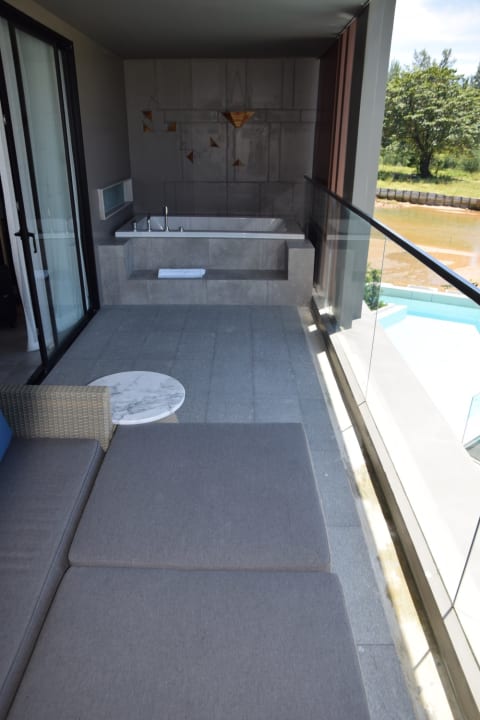 Großer Balkon mit Badewanne. La Vela Khao Lak