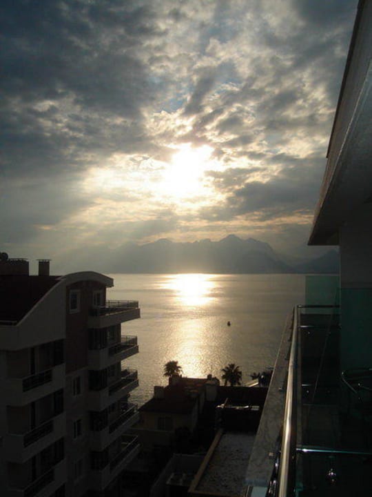 Zimmerausblick  mit Sonnenuntergang Ramada Plaza by Wyndham Antalya