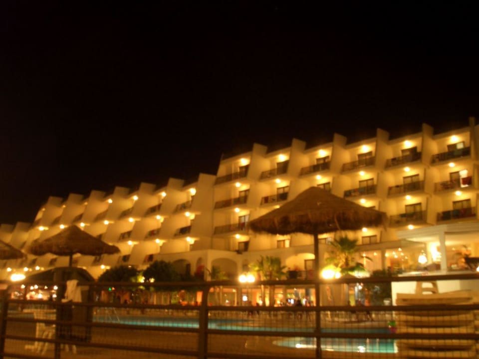 Poolanlage am Abend Hotel TRH Palma Nova