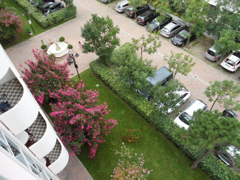 Teil der Parkplätze vorm Hotel Aparthotel Holiday