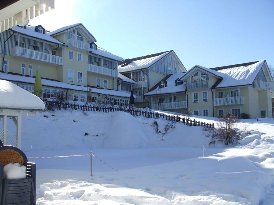 Ahornhof Westseite mit zugeschneitem Außenpool Hotel Ahornhof