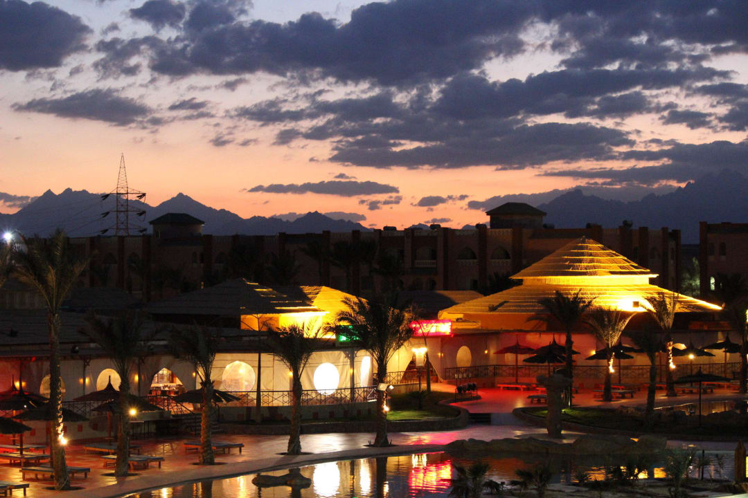 Вид на рестораны с балкона номера Pickalbatros Aqua Vista Resort - Hurghada
