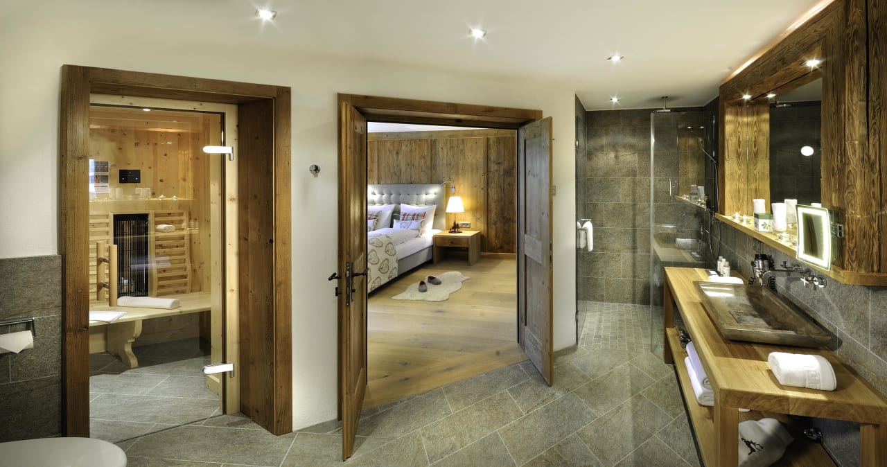 Suite "Silberdistel" Bad mit Infrarotkabine (Bsp.) Hotel Quellenhof Leutasch, Tirol