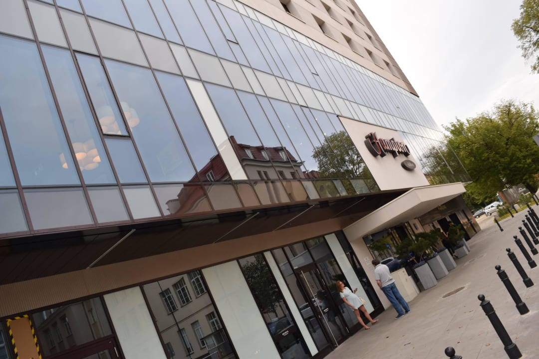 Eingang des Hotels Hampton by Hilton Warsaw City Centre