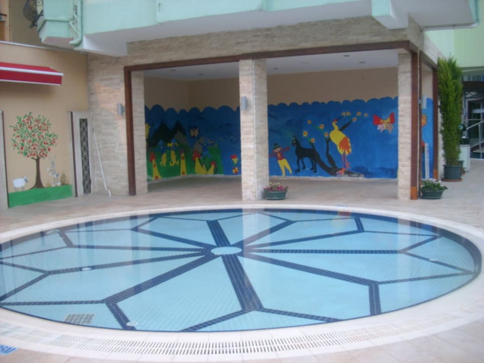 Baby/Kinder Becken im Innenhof Tac Premier Hotel & Spa