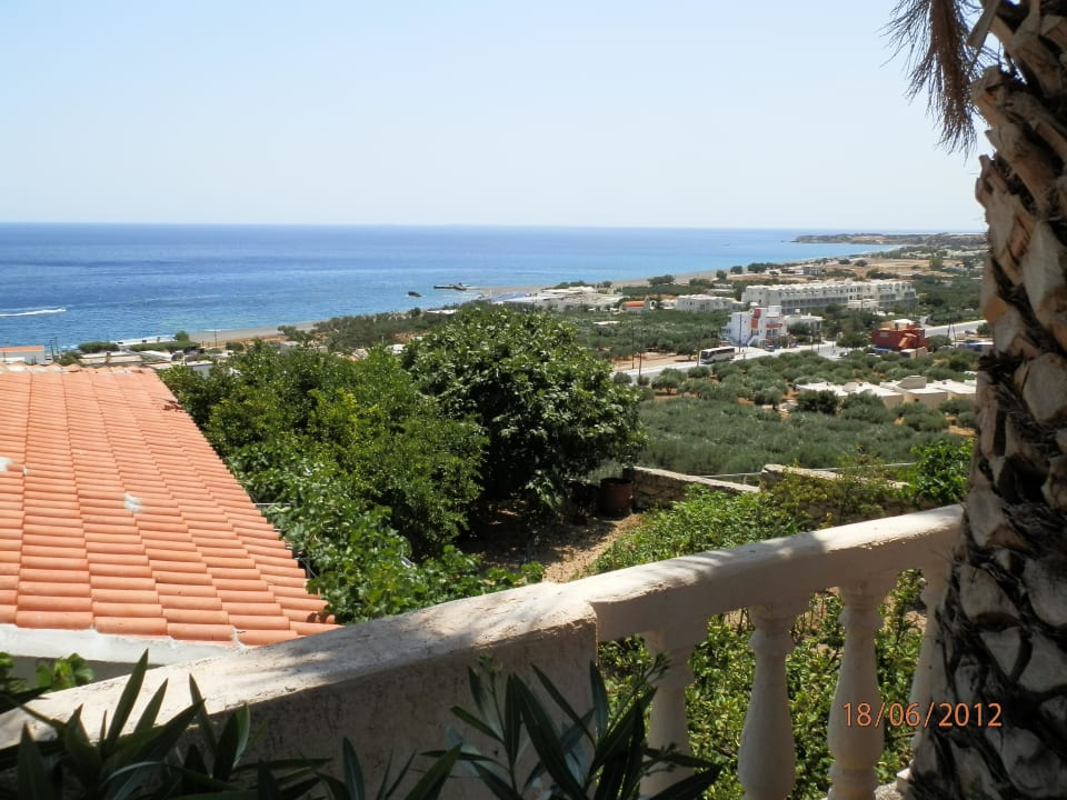 Blick von der Terrasse auf den Strand Aroma Creta Hotel Apartments & Spa