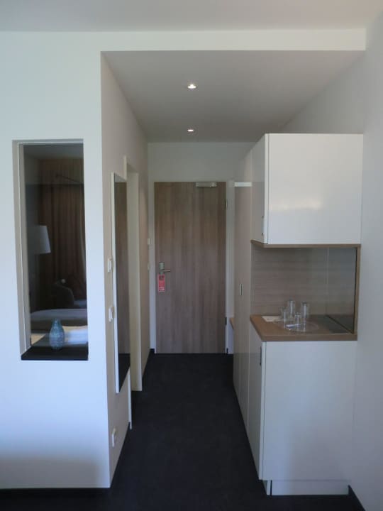 Rechts Schrank/Minibar, links das Fenster zum Bad. Seehotel Kressbronn