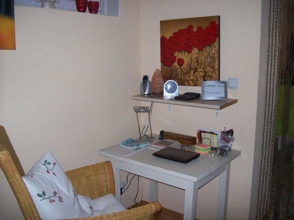 Schreibtisch für Laptoparbeiten kostenloses W-lan Ferienwohnung Steinke